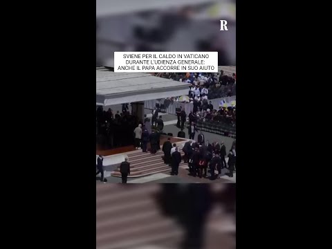 Vaticano, sviene per il caldo durante l'udienza generale: il Papa accorre in suo aiuto thumbnail