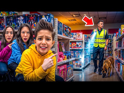 GECE GİZLİCE OYUNCAKÇIDA KALDIK!!!GÜVENLİK GÖREVLİSİ BİZİ YAKALAYACAK MI? thumbnail