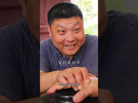 After taking a big bite, Da Zhuang's head started buzzing. thumbnail