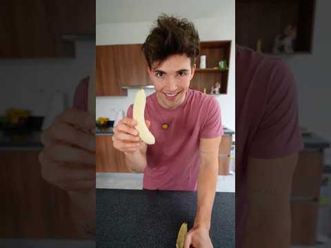 Cuál es la forma más RÁPIDA de comer un plátano?🍌🤔😂 thumbnail