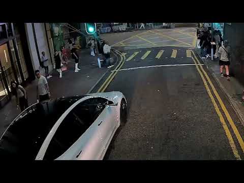 車CAM直擊 - 唔夠PK都唔配做Teslun 啦？雙黃泊車頂住人地過燈 仲大模廝樣玩手機 thumbnail