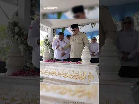 Prabowo Ziarah ke Makam Marsinah, Khusyuk Berdoa dan Tabur Bunga thumbnail