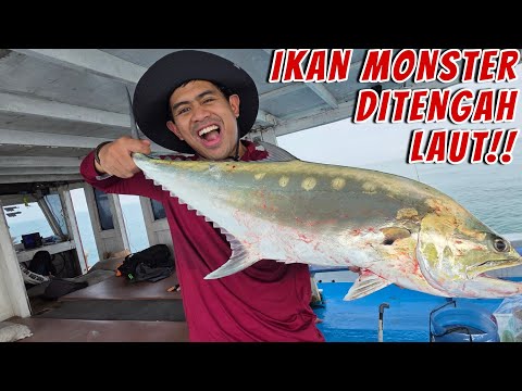 PERTAMA KALI MANCING DAN MAKAN DI TENGAH LAUT, DAPET IKAN MONSTER!! thumbnail