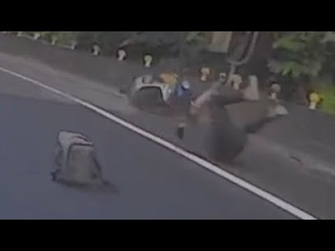 【自摔影片】看那拉風的騎法就知道要出事了 thumbnail