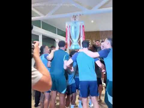 Arsenal players and fans in wild celebrations after Premier League title win thumbnail