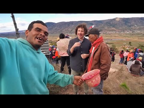 Fui a una fiesta de pueblo en ÁFRICA | ¡Se descontroló! 🇲🇬🍺 thumbnail