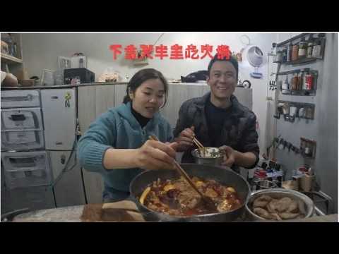 车外风雪交加，紧闭门窗在车里吃热气腾腾的火锅，安全感直接拉满 thumbnail