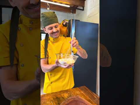 É só um Petisco viu 💙Biscoito de Aveia com Banana e Ovos 🤩A Base da Alimentação das Araras é Ração thumbnail