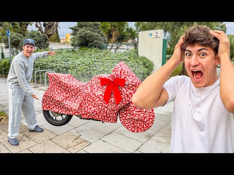 LE REGALO por SORPRESA una MOTO a ERIC *regalo CUMPLEAÑOS* thumbnail