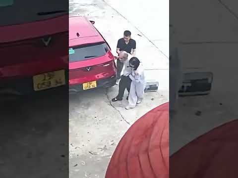 Đáng thương vô cùng: Cụ ông già yếu bị con gái bỏ lại ở chùa Đồng, Hải Phòng thumbnail