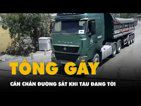Video tài xế lái xe đầu kéo tông gãy cần chắn đường sắt khi tàu đang tới thumbnail