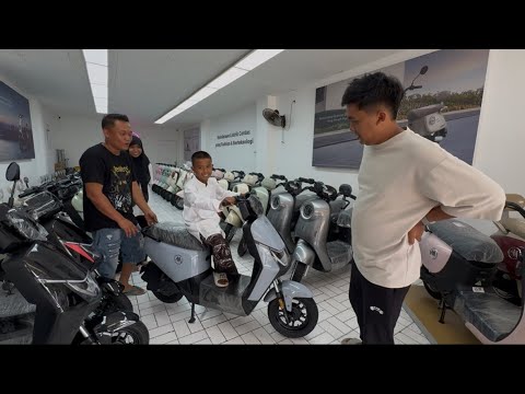 BELI SEPEDA LISTRIK BUAT FAUZAN!🥳 - WIS NDANG MILIH DEWE ZAN SENENG SING NDI😇 thumbnail