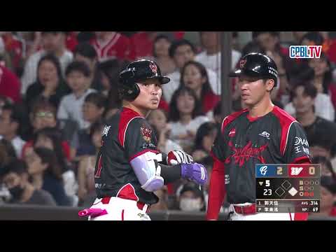 05/27 富邦 VS 味全 五局下，林孝程雖擊出一壘安打，但味全打線火力還不足以送回分數 thumbnail