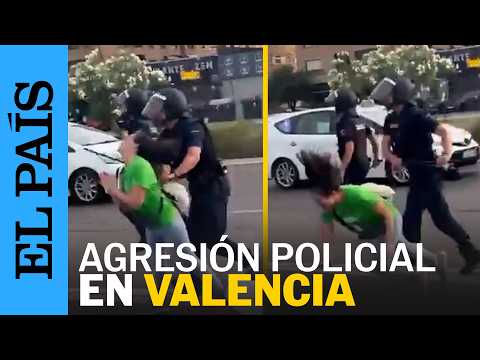 VALENCIA | Un POLICÍA agrede a una PROFESORA durante una concentración | EL PAÍS thumbnail