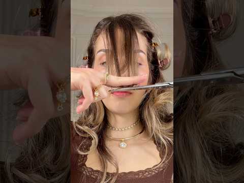 je coupe ma frange SEULE !! thumbnail
