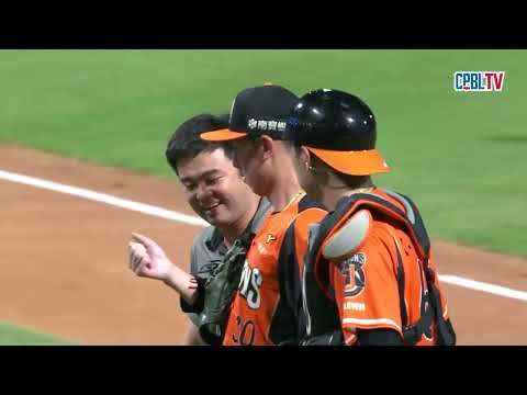 05/21 統一 VS 富邦 八局下，張育成擊出強襲安打，卻讓統一出現罕見的1-4-6-2守備，在本壘觸殺劉俊豪結束半局 thumbnail