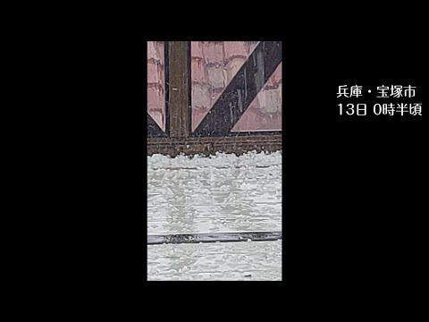 【大粒のひょうがボタボタと…】兵庫・宝塚市などで「いきなり降ってきた」　勢いよくベランダに打ち付ける　気象庁は13日(水)夜遅くにかけて雷雲やひょうに注意呼びかける（2026年5月13日） thumbnail