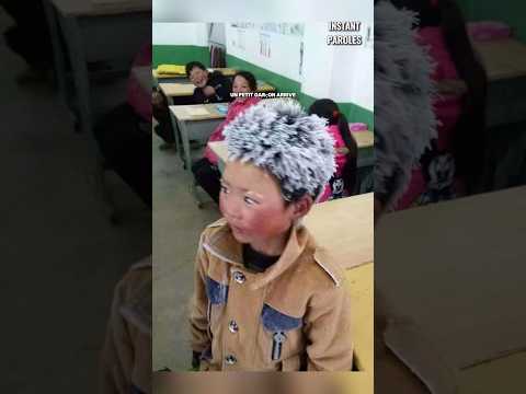 Ce petit garçon qui marchait plus de 4 kilomètres pour aller à l’école reçoit un soutien inestimable thumbnail