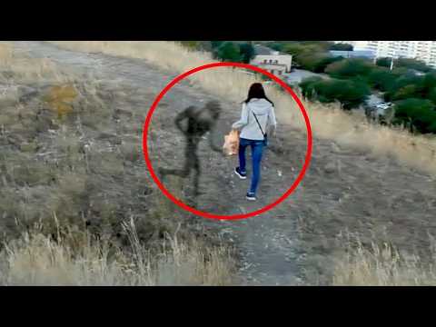20 Fantasmas Reales Atacan A Personas Captadas Por La Cámara thumbnail