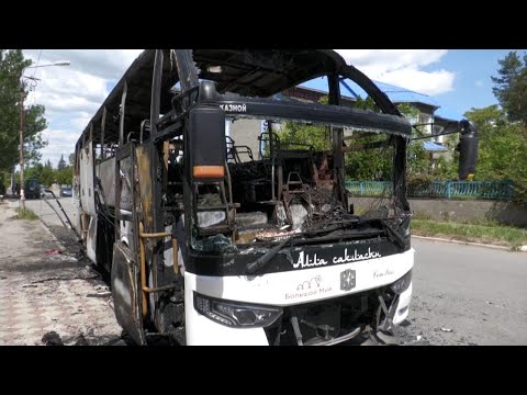 Donetsk: l'autobus di CIVILI carbonizzato da un drone. I russi: "Attacco TERRORISTICO ucraino" thumbnail