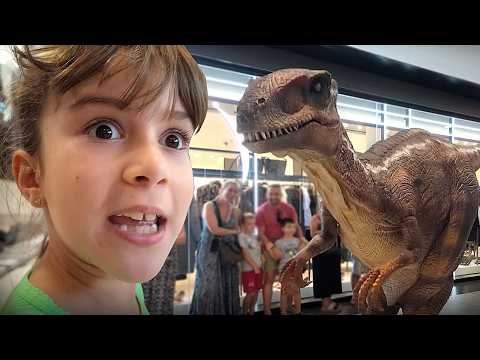 Um DINOSSAURO Invadiu o SHOPPING na Espanha - Família Brancoala thumbnail
