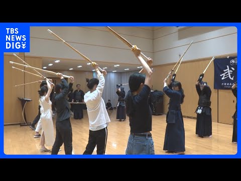 中国で根強い人気「剣道」体験イベント　約90人が参加　面打ちや竹刀の使い方学ぶ　日中関係冷え込むなかでも800人が応募｜TBS NEWS DIG thumbnail
