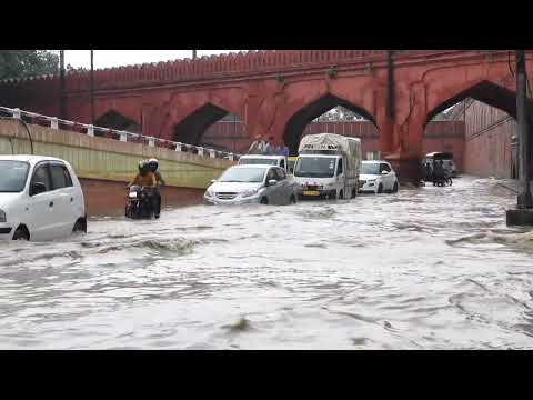 Severe flooding near Delhi's Red Fort leaves vehicles submerged thumbnail