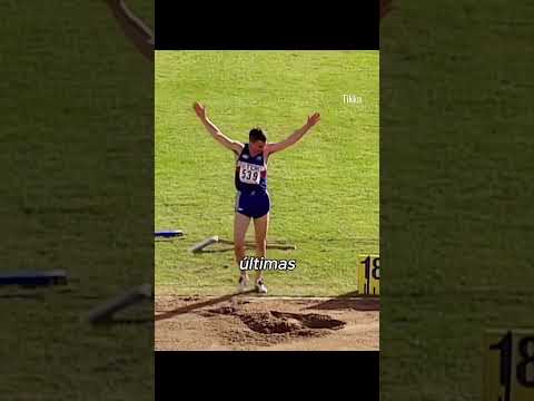 La verdadera razón por la que este atleta saltó fuera del foso thumbnail